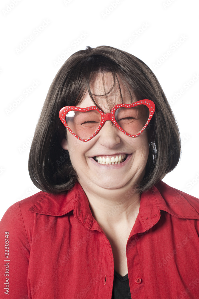 jeune femme amoureuse lunettes en cœur