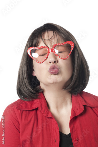jeune femme séductrice bouche en cœur