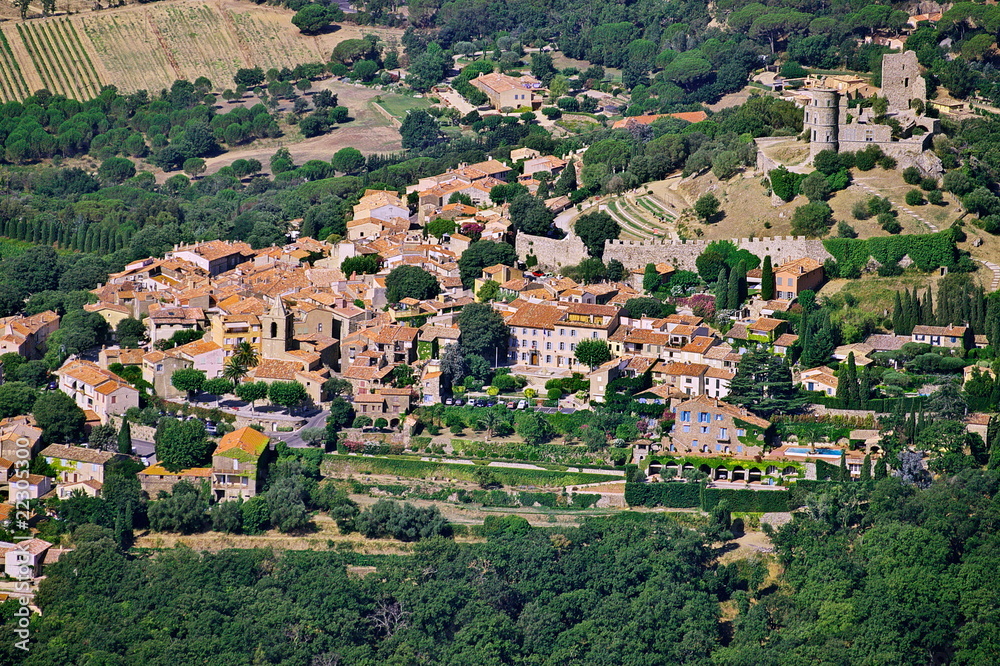 Vue aérienne du village de Grimaud dans le Var