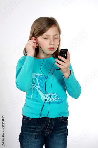 Młoda dziewczyna słucha muzyki na odtwarzaczu mp3