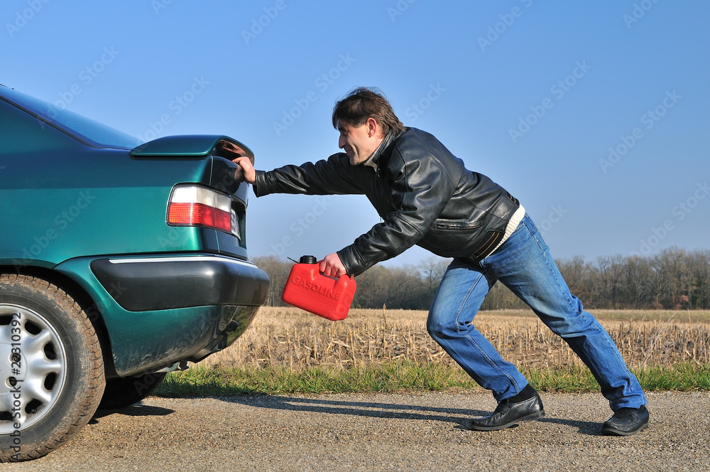 panne d'essence en campagne Photos | Adobe Stock