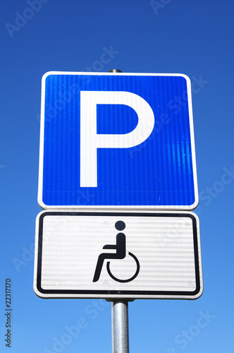 Parkplatzschild für behinderte Menschen