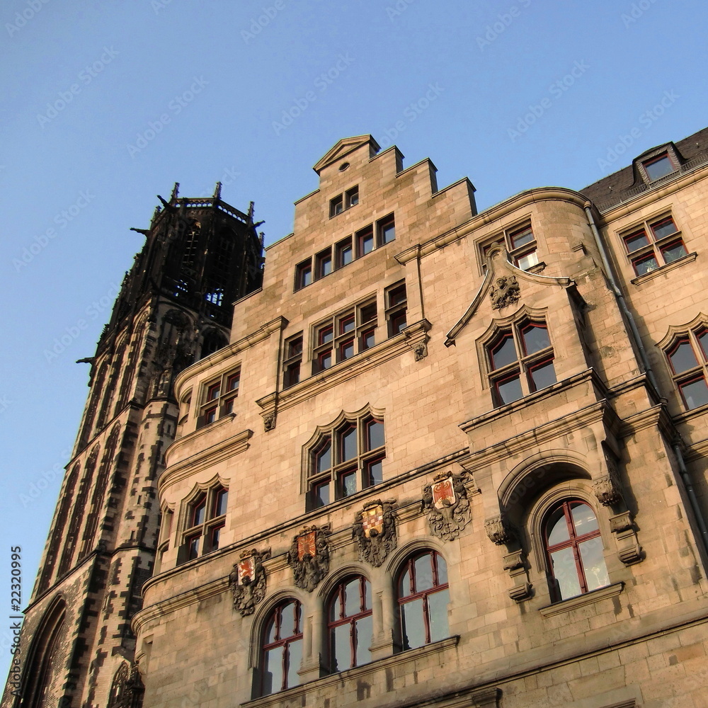 Duisburger Rathaus mit Salvatorkirche links Duisburger Rathaus mit Salvatorkirche links