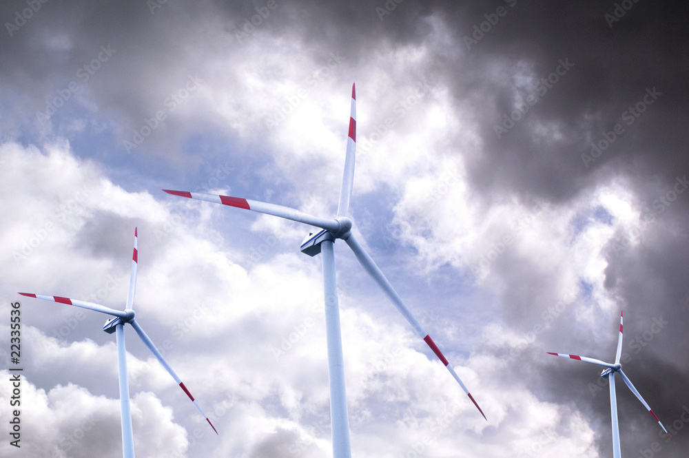 Windkrafträder beim Gewitter Windkrafträder beim Gewitter