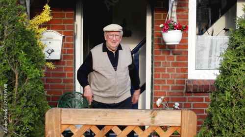 Opa (93 J.) geht an die Gartenpforte