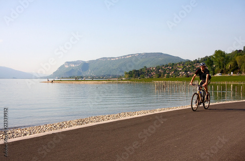 vélo au bord du lac du Bourget
