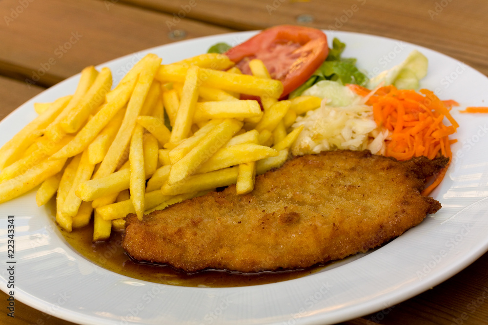 Paniertes Schnitzel mit Pommes Frites,Sosse Paniertes Schnitzel mit Pommes Frites,Sosse