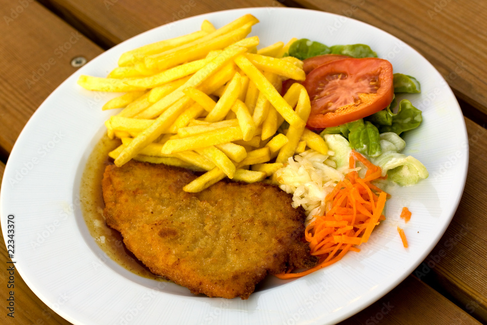 Paniertes Schnitzel mit Pommes Frites,Sosse Paniertes Schnitzel mit Pommes Frites,Sosse