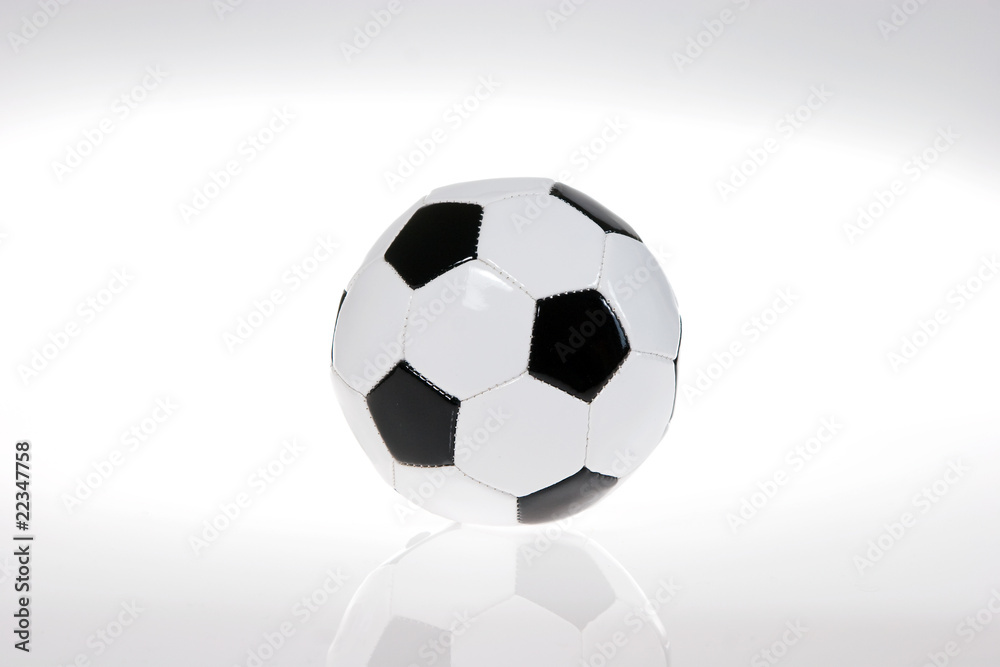 Fussball Fußball mit Spiegelung auf weißem Hintergrund