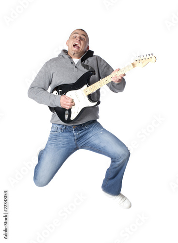 jeune homme sautant avec une guitare énergiquement