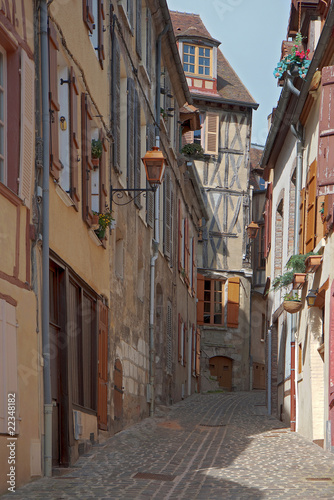 Fototapeta Naklejka Na Ścianę i Meble -  Petite ruelle médiévale de Joigny (yonne)
