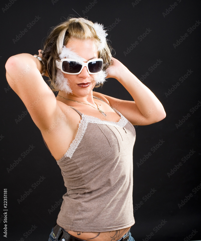 Junge Frau mit der Sonnenbrille