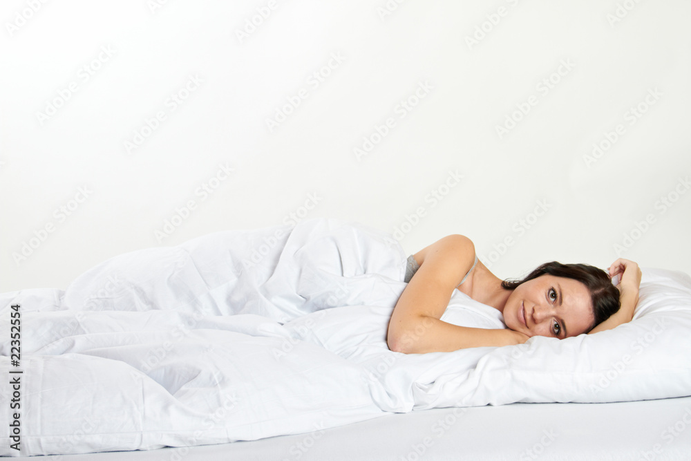 Fototapeta młoda kobieta w łóżku