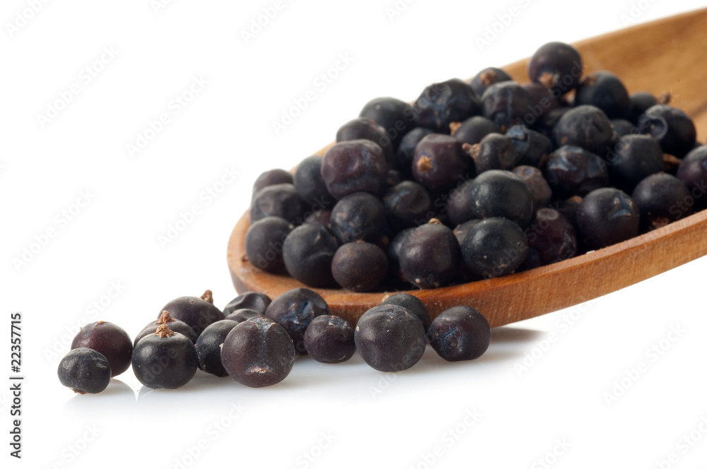 juniper berries over the spoon