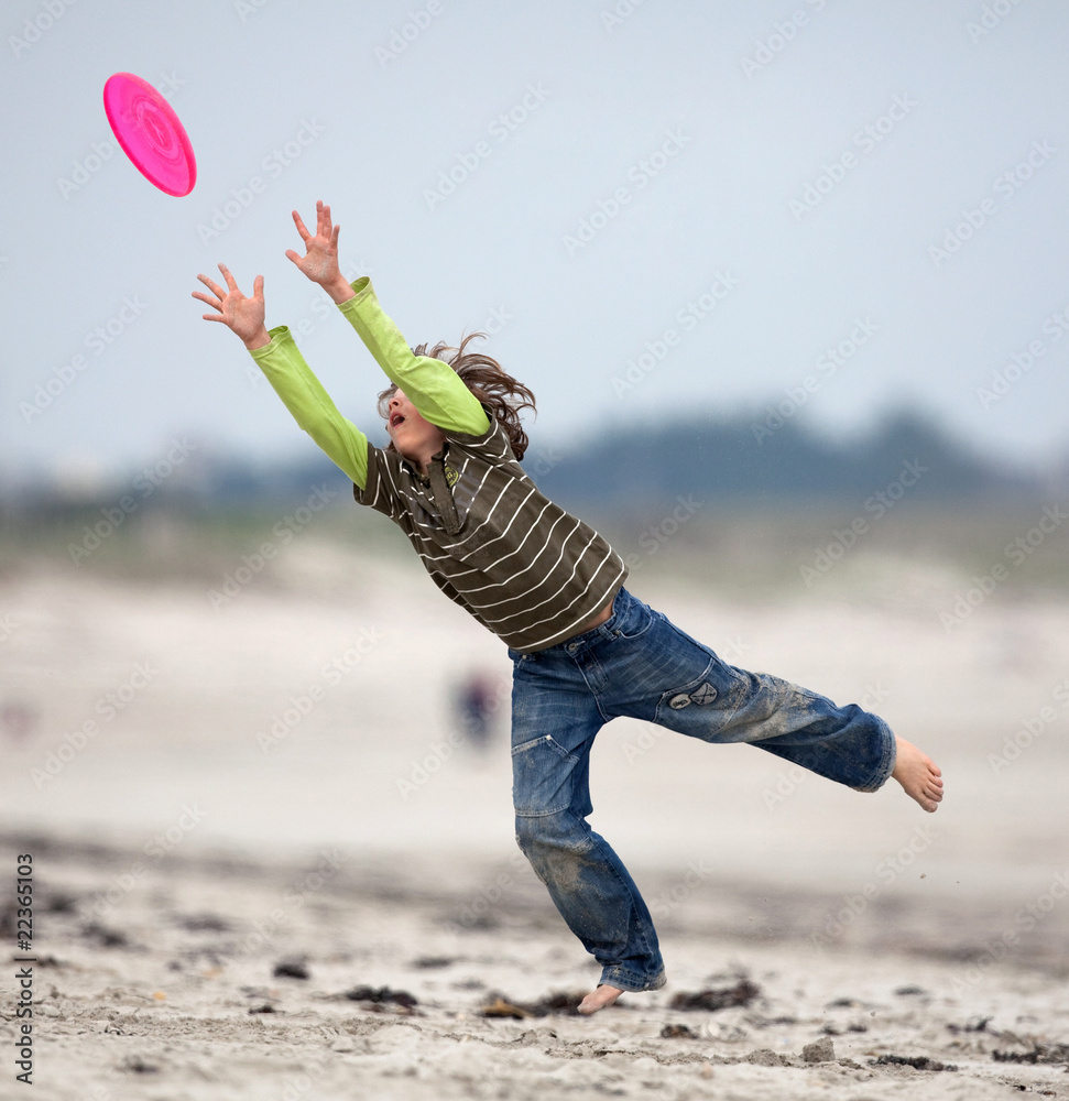 attraper réceptionner frisbee enfant sport sauter énergie object Stock  Photo
