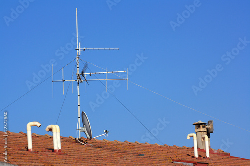 Tetto con antenne e comignoli photo