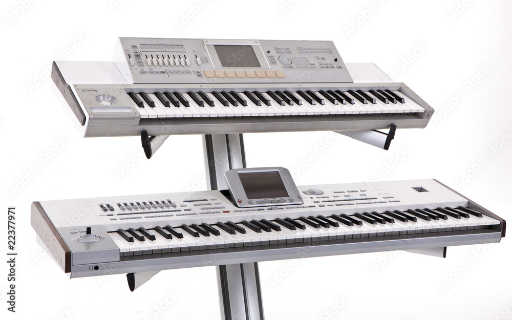 Fototapeta premium Keyboard und Syntesizer auf einem Ständer