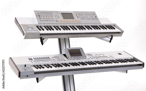 Keyboard und Syntesizer auf einem Ständer