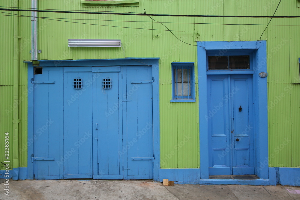 Hauseingang mit Garage in Valparaíso, Chile Hauseingang mit Garage in Valparaíso, Chile