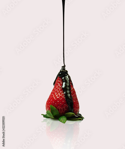 Tableau sur toile coulis de chocolat sur fraise