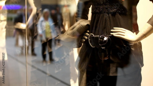 Menschenmenge in Einkaufsstraße