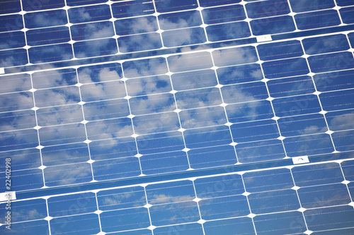 reflet de nuages sur panneaux solaires