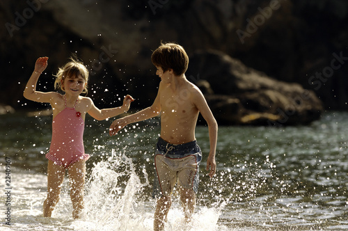 bambini che si divertono in acqua