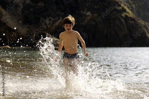 bambino che corre in acqua
