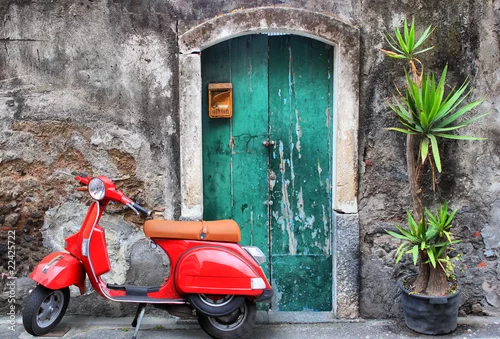 Obraz skuter zaparkowany przy ścianie