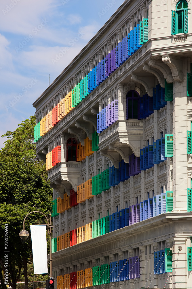 Obraz premium Bunte Fensterläden an einem Haus in Singapur