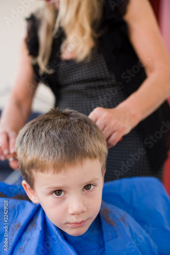 bambino si fa tagliare i capelli da donna bionda