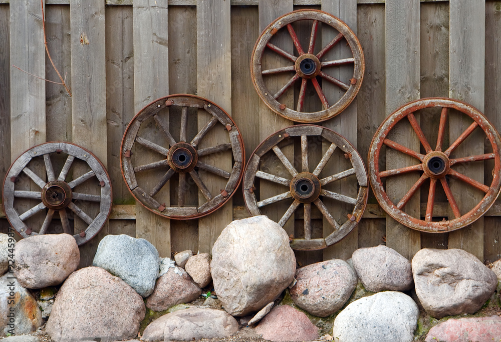 Obraz premium Old Wheels On A Wall