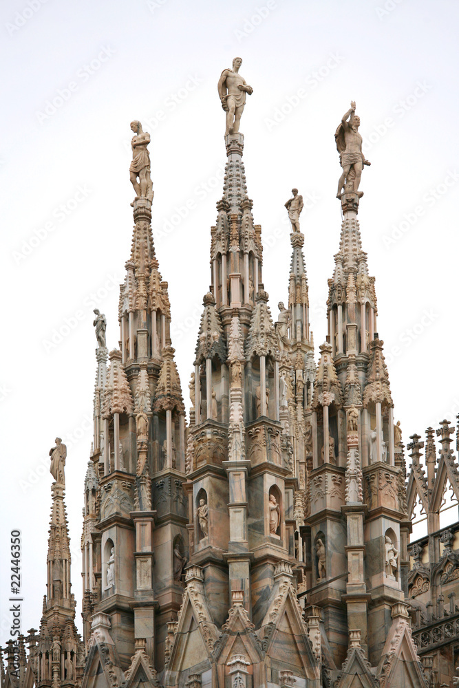 Statuen auf den Turmspitzen des Mailänder Dom
