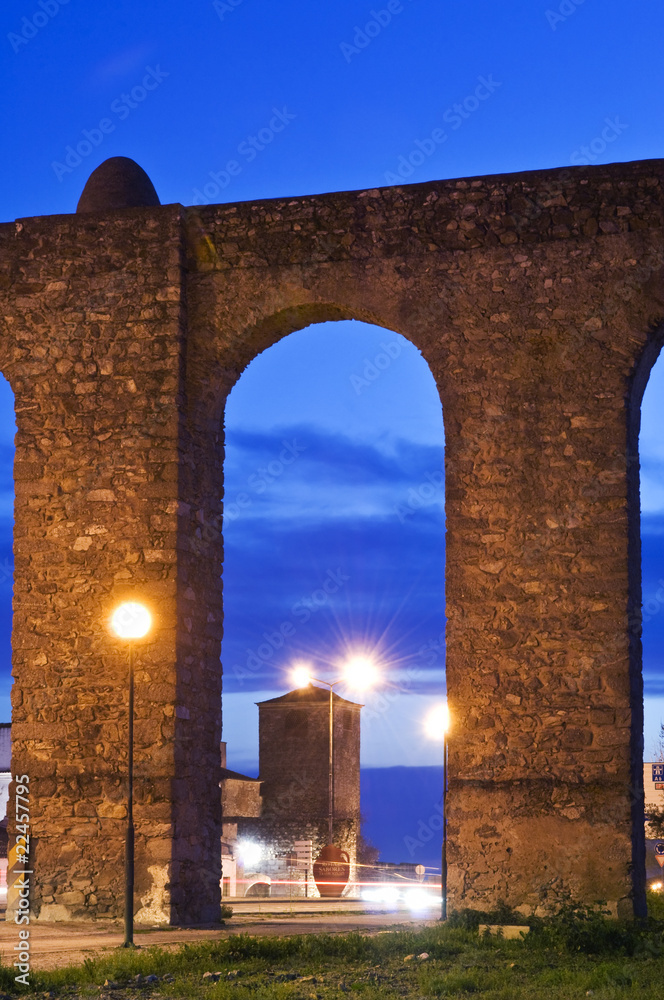 Evora aqueduct by night