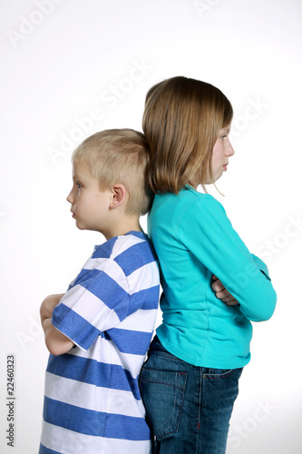 Dziewczynka i chłopiec obrażeni po kłótni na białym tle