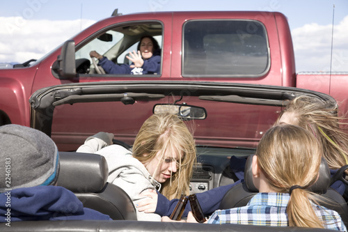 Fotografie distracted driving looking down