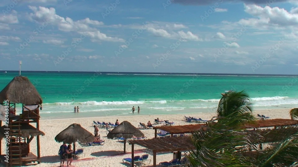 Plage exotique sur fond de ciel bleu