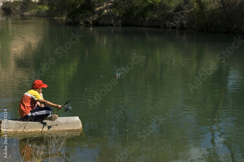 pescando en el rio