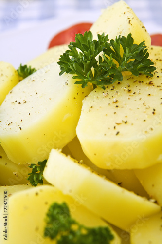 Kartoffelscheiben mit Pfeffer und Petersilie