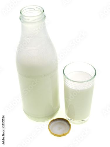 flasche und glas frisch milch auf weissem hintergrund photo