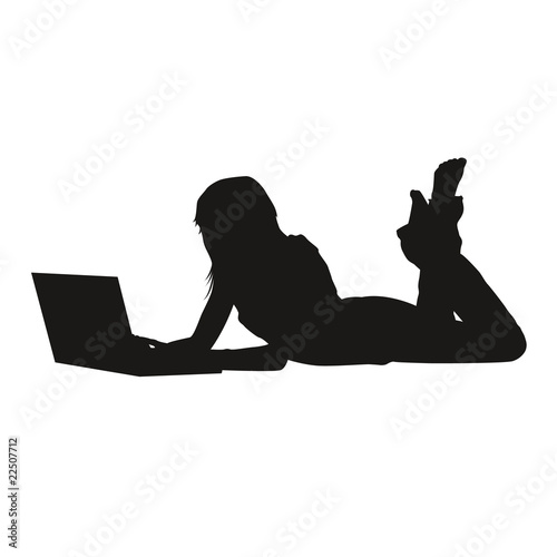 Femme étendue avec un ordinateur