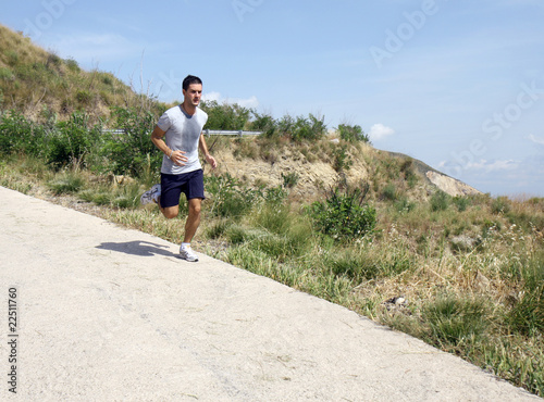 Corsa in discesa in montagna © Antonio Gravante