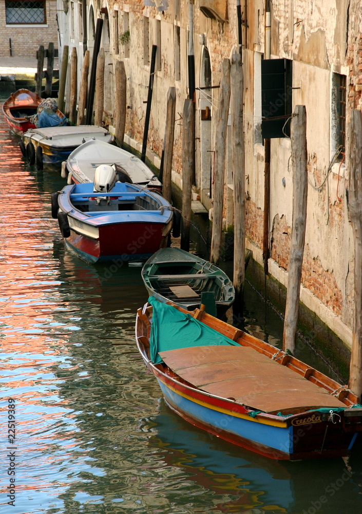 Barcas en un canal de Venecia. Italia