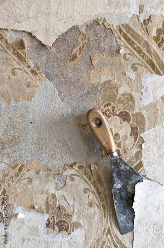 Принти на полотні Scraping wallpaper at renovation