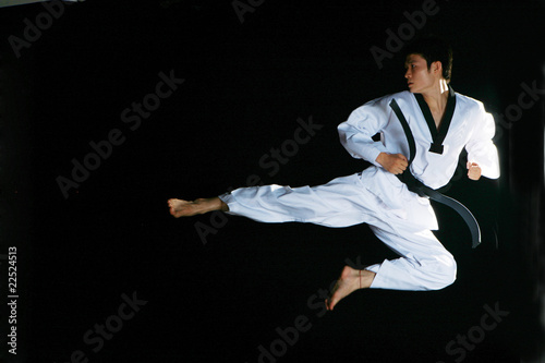 Photo one asian man is playing with taekwondo
