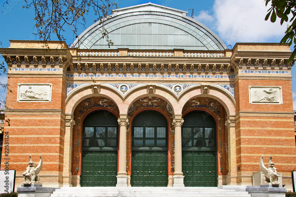Fototapeta premium Palacio de Velázquez in Parque del Retiro, Madrid