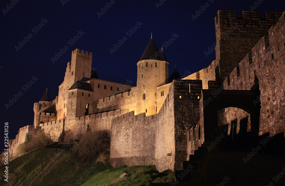 Vista nocturna de las murallas de Carcassonne,Francia