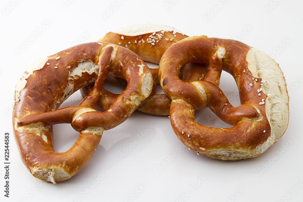 drei Brezeln auf weißem Hintergrund