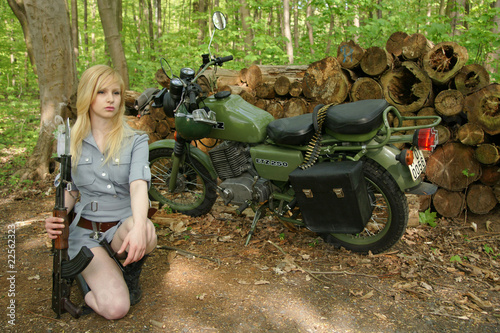 Motorradfahrerin Armee 19