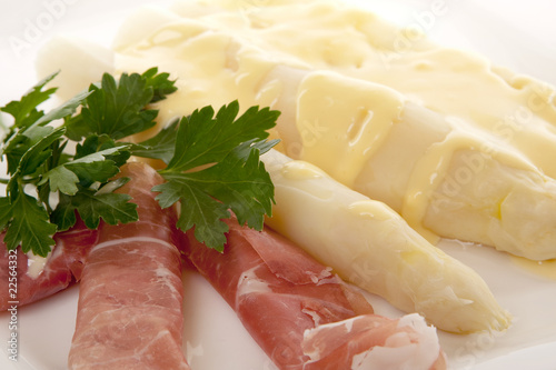 Spargel mit Sauce Hollandaise und Prosciutto photo